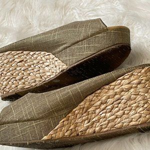 CL by Laundry 'Daysie" Date Night Gold Slip on Espadrille Peep toe Wedges 10